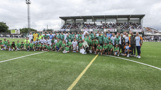 El Xallas rindió un homenaje a su mítico capitán, Doro, en un partido entre los veteranos y leyendas del Real Madrid encabezados por Paco Buyo