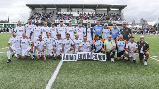 El Xallas rindió un homenaje a su mítico capitán, Doro, en un partido entre los veteranos y leyendas del Real Madrid encabezados por Paco Buyo