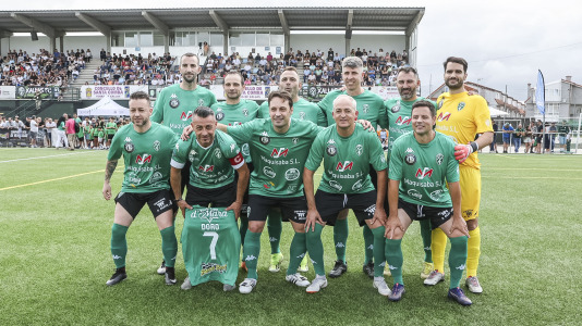 El Xallas rindió un homenaje a su mítico capitán, Doro, en un partido entre los veteranos y leyendas del Real Madrid encabezados por Paco Buyo