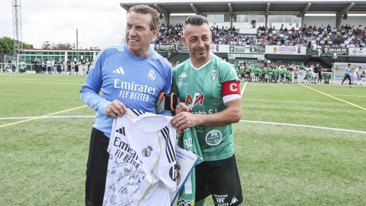 El Xallas rindió un homenaje a su mítico capitán, Doro, en un partido entre los veteranos y leyendas del Real Madrid encabezados por Paco Buyo