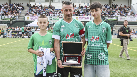 El Xallas rindió un homenaje a su mítico capitán, Doro, en un partido entre los veteranos y leyendas del Real Madrid encabezados por Paco Buyo