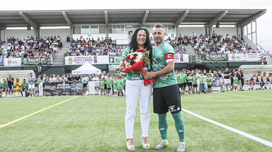 El Xallas rindió un homenaje a su mítico capitán, Doro, en un partido entre los veteranos y leyendas del Real Madrid encabezados por Paco Buyo
