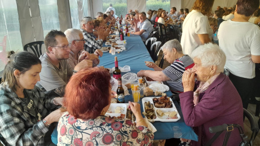 Unos 215 socios y vecinos disfrutaron este sábado de la sardiñada y churrascada organizada por la ACD Fonte da Virxe de Estramil larachesa