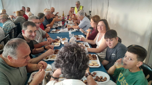 Unos 215 socios y vecinos disfrutaron este sábado de la sardiñada y churrascada organizada por la ACD Fonte da Virxe de Estramil larachesa