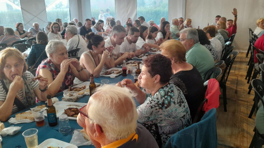 Unos 215 socios y vecinos disfrutaron este sábado de la sardiñada y churrascada organizada por la ACD Fonte da Virxe de Estramil larachesa