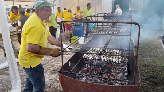 Unos 215 socios y vecinos disfrutaron este sábado de la sardiñada y churrascada organizada por la ACD Fonte da Virxe de Estramil larachesa