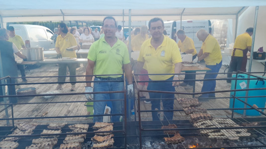 Unos 215 socios y vecinos disfrutaron este sábado de la sardiñada y churrascada organizada por la ACD Fonte da Virxe de Estramil larachesa
