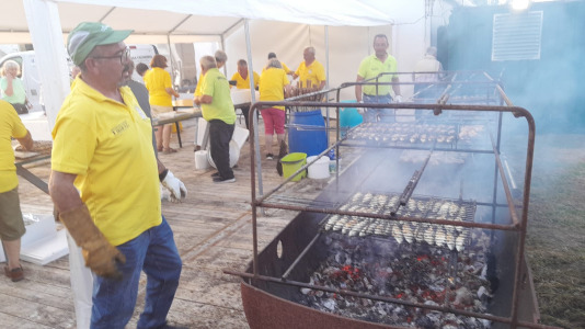 Unos 215 socios y vecinos disfrutaron este sábado de la sardiñada y churrascada organizada por la ACD Fonte da Virxe de Estramil larachesa