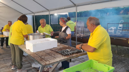 Unos 215 socios y vecinos disfrutaron este sábado de la sardiñada y churrascada organizada por la ACD Fonte da Virxe de Estramil larachesa