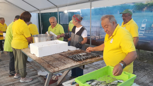 Unos 215 socios y vecinos disfrutaron este sábado de la sardiñada y churrascada organizada por la ACD Fonte da Virxe de Estramil larachesa