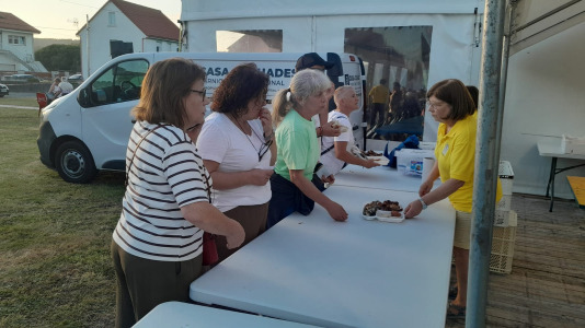 Unos 215 socios y vecinos disfrutaron este sábado de la sardiñada y churrascada organizada por la ACD Fonte da Virxe de Estramil larachesa