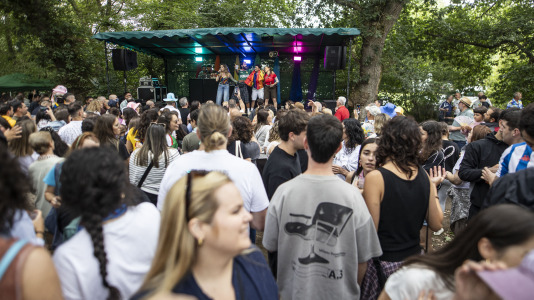 Los carballeses despidieron el San Xoán con la fiesta más familiar en el bosque do Añón