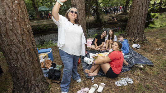 Los carballeses despidieron el San Xoán con la fiesta más familiar en el bosque do Añón