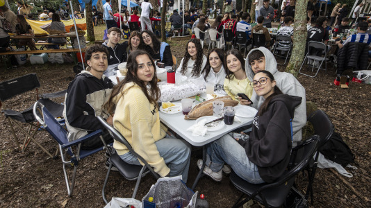 Los carballeses despidieron el San Xoán con la fiesta más familiar en el bosque do Añón