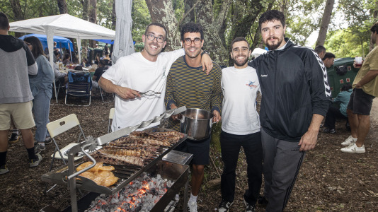Los carballeses despidieron el San Xoán con la fiesta más familiar en el bosque do Añón