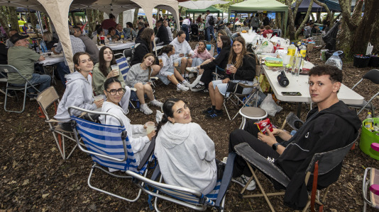 Los carballeses despidieron el San Xoán con la fiesta más familiar en el bosque do Añón