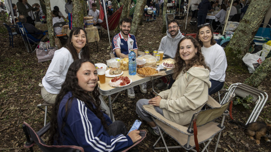 Los carballeses despidieron el San Xoán con la fiesta más familiar en el bosque do Añón