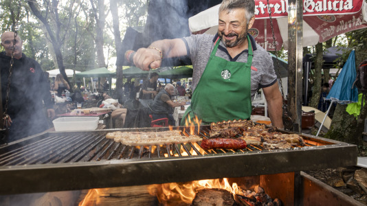 Los carballeses despidieron el San Xoán con la fiesta más familiar en el bosque do Añón