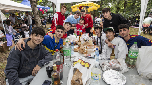 Los carballeses despidieron el San Xoán con la fiesta más familiar en el bosque do Añón