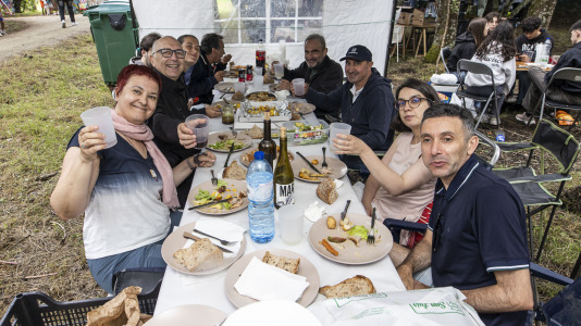 Los carballeses despidieron el San Xoán con la fiesta más familiar en el bosque do Añón