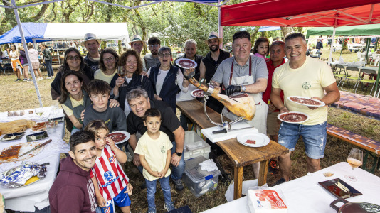 Decenas de familias de la comarca se dieron cita en Baio para disfrutar de la tradicional Festa da Carballeira