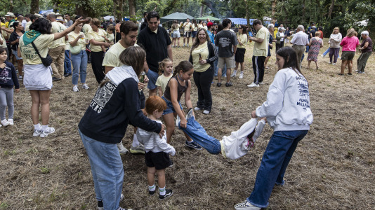 Decenas de familias de la comarca se dieron cita en Baio para disfrutar de la tradicional Festa da Carballeira