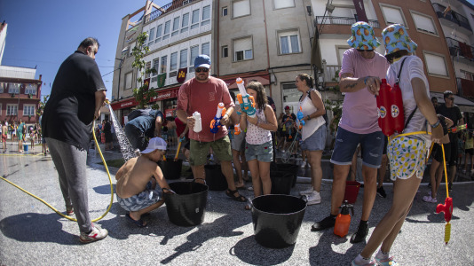 En una calurosa jornada, los más pequeños celebraron su Asaltiño, como preludio al Asalto ao Castelo de Vimianzo