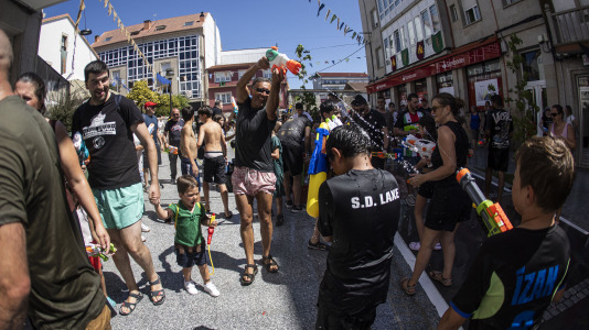 En una calurosa jornada, los más pequeños celebraron su Asaltiño, como preludio al Asalto ao Castelo de Vimianzo