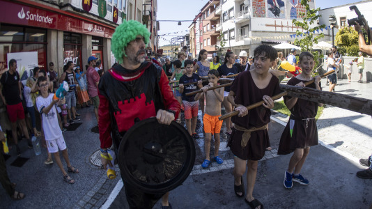 En una calurosa jornada, los más pequeños celebraron su Asaltiño, como preludio al Asalto ao Castelo de Vimianzo