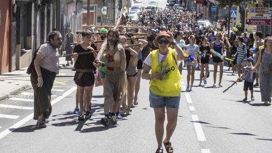 En una calurosa jornada, los más pequeños celebraron su Asaltiño, como preludio al Asalto ao Castelo de Vimianzo