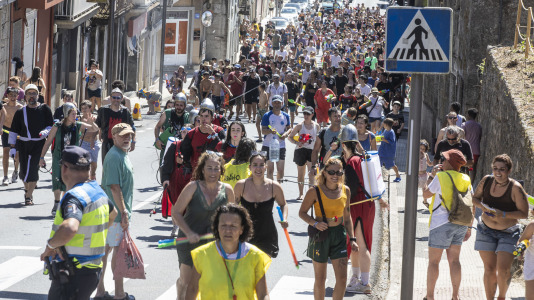 En una calurosa jornada, los más pequeños celebraron su Asaltiño, como preludio al Asalto ao Castelo de Vimianzo