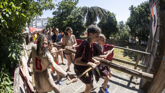 En una calurosa jornada, los más pequeños celebraron su Asaltiño, como preludio al Asalto ao Castelo de Vimianzo