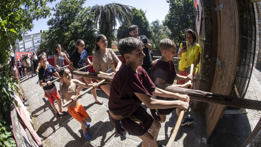 En una calurosa jornada, los más pequeños celebraron su Asaltiño, como preludio al Asalto ao Castelo de Vimianzo