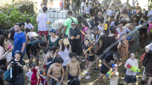 En una calurosa jornada, los más pequeños celebraron su Asaltiño, como preludio al Asalto ao Castelo de Vimianzo