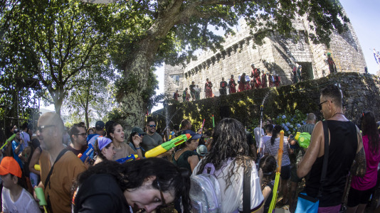 En una calurosa jornada, los más pequeños celebraron su Asaltiño, como preludio al Asalto ao Castelo de Vimianzo