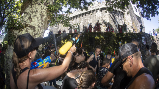 En una calurosa jornada, los más pequeños celebraron su Asaltiño, como preludio al Asalto ao Castelo de Vimianzo