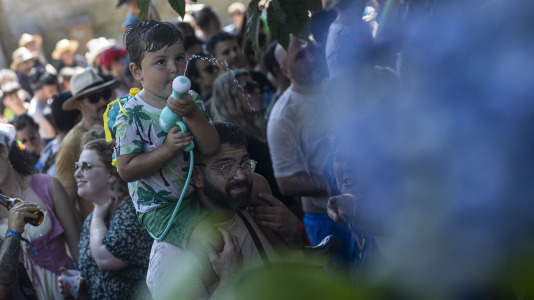 En una calurosa jornada, los más pequeños celebraron su Asaltiño, como preludio al Asalto ao Castelo de Vimianzo