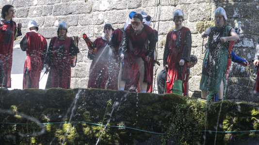 En una calurosa jornada, los más pequeños celebraron su Asaltiño, como preludio al Asalto ao Castelo de Vimianzo