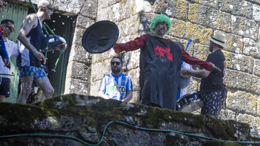 En una calurosa jornada, los más pequeños celebraron su Asaltiño, como preludio al Asalto ao Castelo de Vimianzo