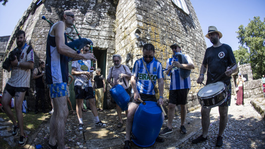 En una calurosa jornada, los más pequeños celebraron su Asaltiño, como preludio al Asalto ao Castelo de Vimianzo