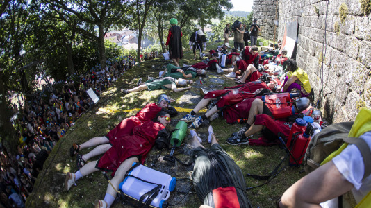 En una calurosa jornada, los más pequeños celebraron su Asaltiño, como preludio al Asalto ao Castelo de Vimianzo