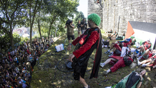 En una calurosa jornada, los más pequeños celebraron su Asaltiño, como preludio al Asalto ao Castelo de Vimianzo