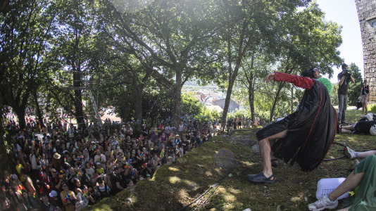 En una calurosa jornada, los más pequeños celebraron su Asaltiño, como preludio al Asalto ao Castelo de Vimianzo