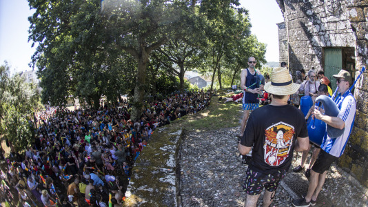 En una calurosa jornada, los más pequeños celebraron su Asaltiño, como preludio al Asalto ao Castelo de Vimianzo