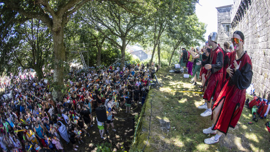 En una calurosa jornada, los más pequeños celebraron su Asaltiño, como preludio al Asalto ao Castelo de Vimianzo