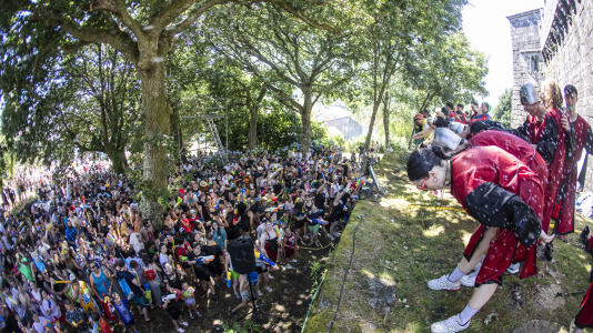 En una calurosa jornada, los más pequeños celebraron su Asaltiño, como preludio al Asalto ao Castelo de Vimianzo