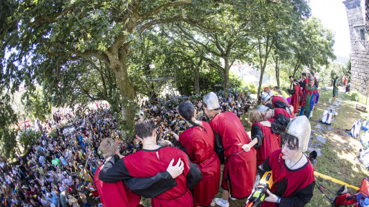 En una calurosa jornada, los más pequeños celebraron su Asaltiño, como preludio al Asalto ao Castelo de Vimianzo