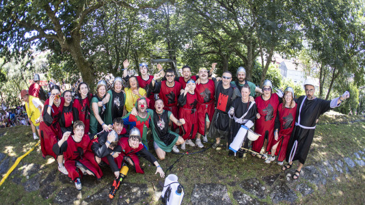 En una calurosa jornada, los más pequeños celebraron su Asaltiño, como preludio al Asalto ao Castelo de Vimianzo