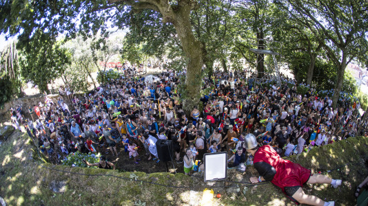 En una calurosa jornada, los más pequeños celebraron su Asaltiño, como preludio al Asalto ao Castelo de Vimianzo