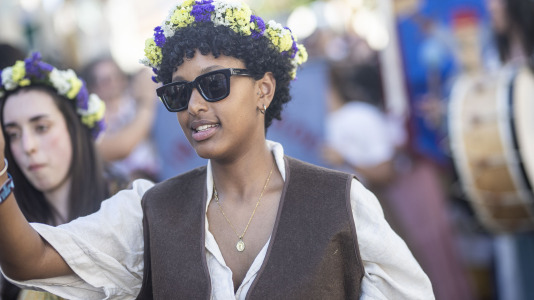 El desfile de las Irmandades Parroquiais y el pregón inician la intensa tarde de actividades del Asalto ao Castelo de Vimianzo